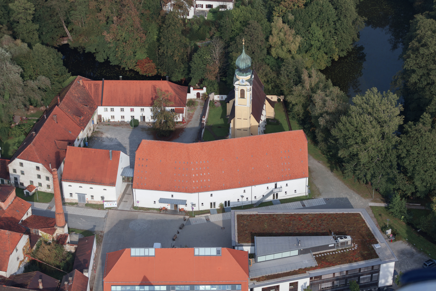 alt="Gern, Hofmark mit Kirche St. Georg und Gotischem Kasten, Foto: Asenkerschbaumer"