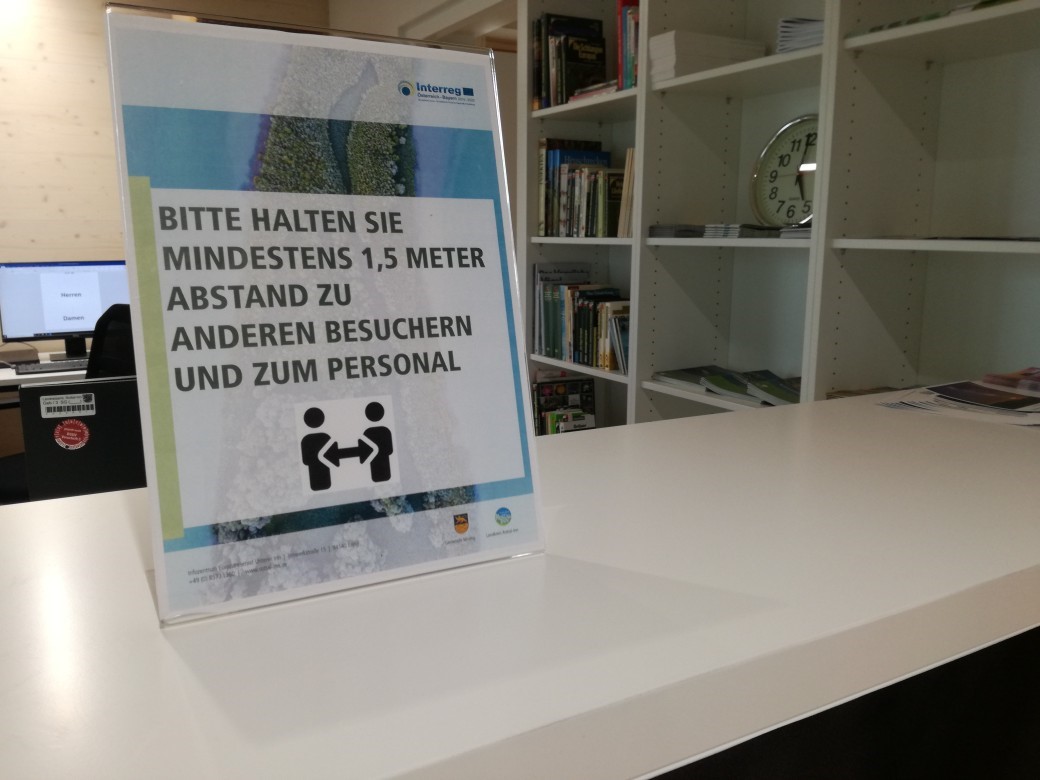 alt="Aufsteller Abstand halten"