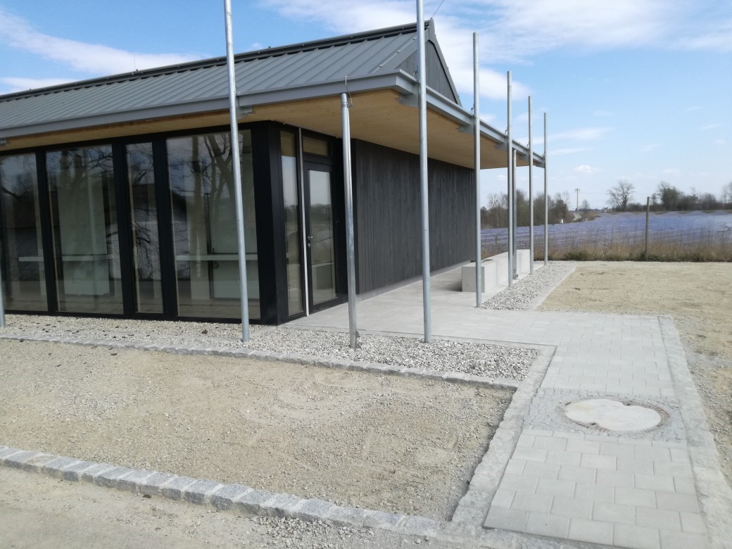 alt="Außenanlage Infozentrum Eingang"