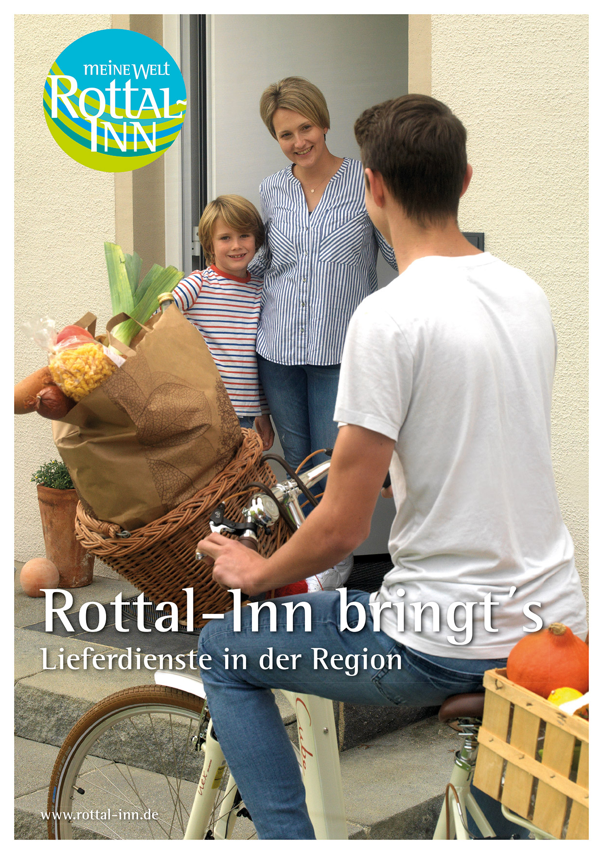 alt="Titelbild Lieferdienstbroschüre Mutter und Sohn begrüßen Lieferservice"